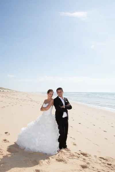 Bröllop par på stranden — Stockfoto