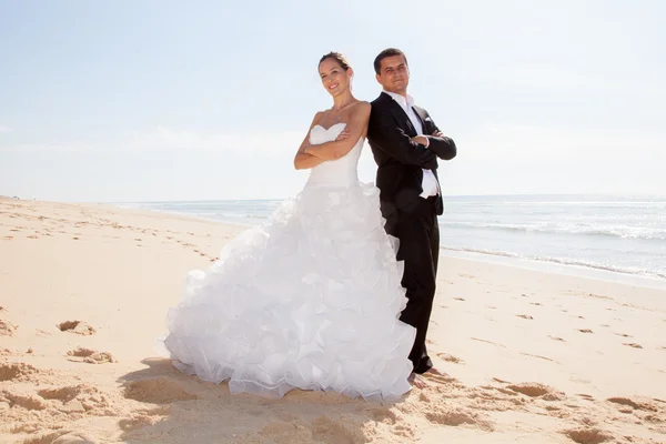 Hochzeitspaar am Strand — Stockfoto