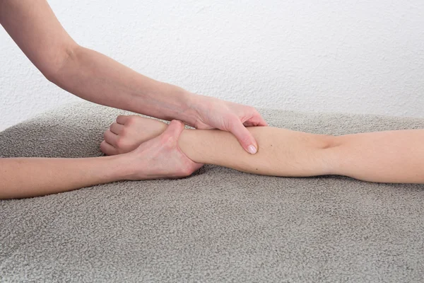 Massagem shiatsu de braço — Fotografia de Stock