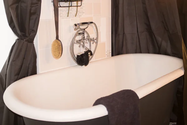 Stary styl luksusową łazienkę w czerni i bieli — Zdjęcie stockowe