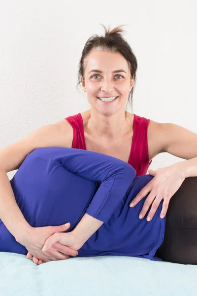 Vrouw ontspannen in het spa center — Stockfoto