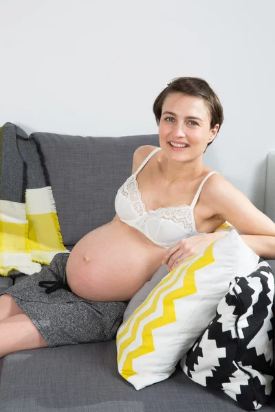 Hamile bir kadın — Stok fotoğraf