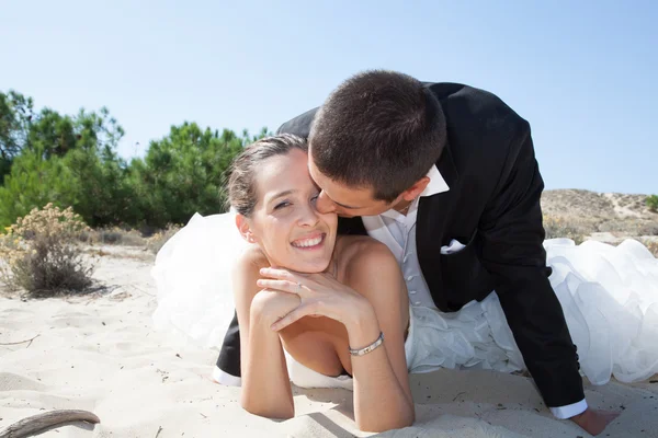Casal de casamento na praia — Fotografia de Stock