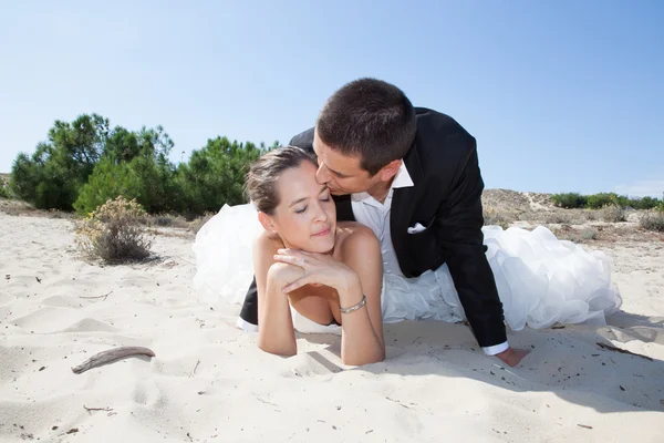 Bröllop par på stranden — Stockfoto