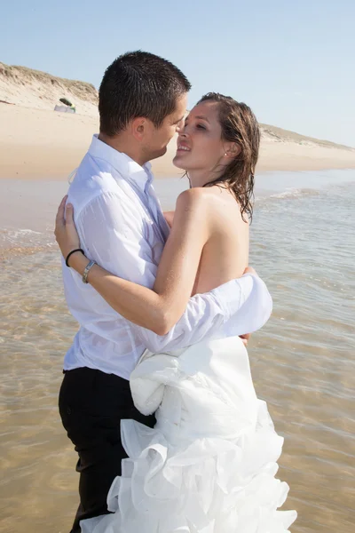 Glückliches Hochzeitspaar — Stockfoto