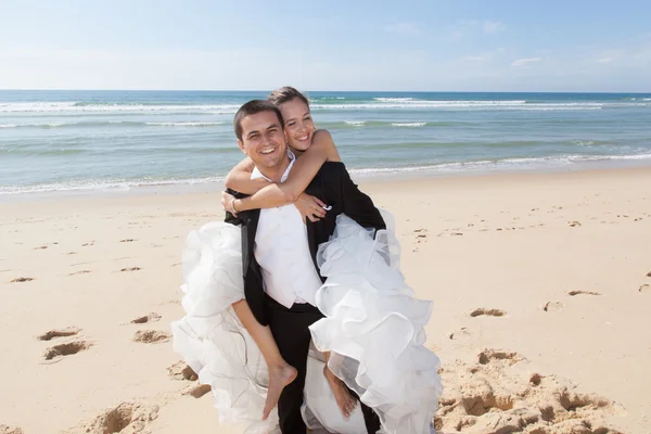 Την ημέρα του γάμου στην παραλία — Φωτογραφία Αρχείου