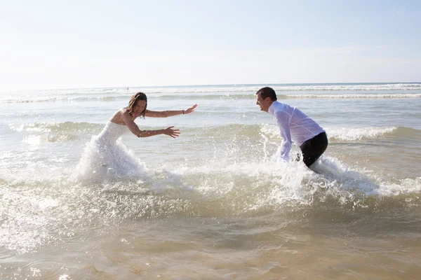 Am Hochzeitstag am Strand — Stockfoto
