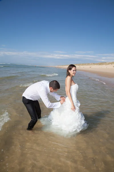 På bröllopsdagen på stranden — Stockfoto