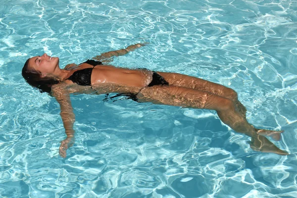 수영장에서 편안한 여자 — 스톡 사진