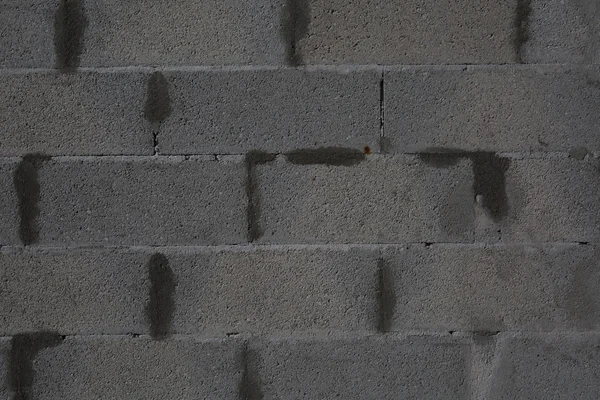 Темна текстура з плиткою підлоги і цегляної стіни — стокове фото