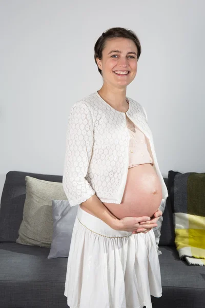 Un vientre encantador y agradable de una mujer embarazada —  Fotos de Stock