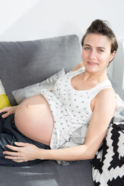 En härlig och fin mage en gravid kvinna — Stockfoto