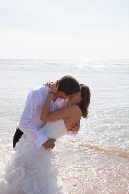 Sahilde evlenen çift.