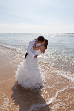 Sahilde evlenen çift.