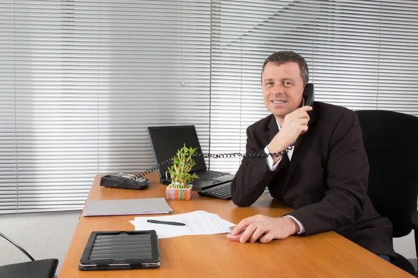 Hombre de negocios en el trabajo — Foto de Stock