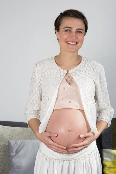 En härlig och fin mage en gravid kvinna — Stockfoto