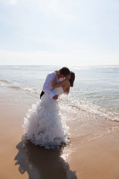 在海滩上结婚的夫妻 — 图库照片