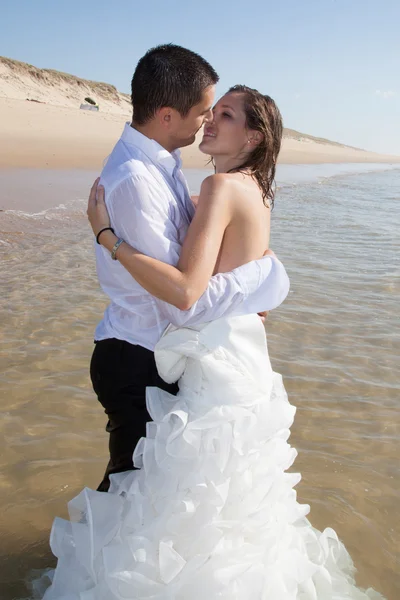 ビーチでの結婚式のカップル — ストック写真