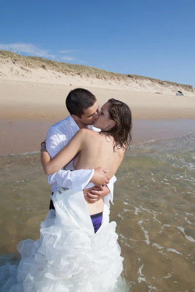 在海滩上结婚的夫妻 — 图库照片