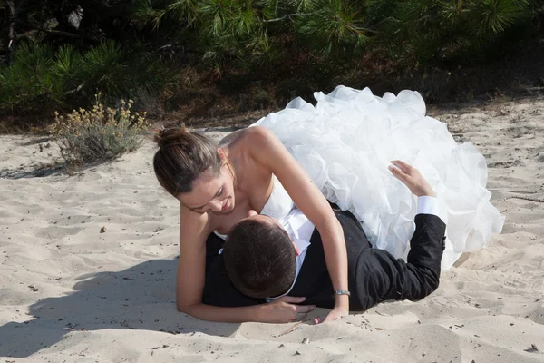Bruidspaar op het strand — Stockfoto