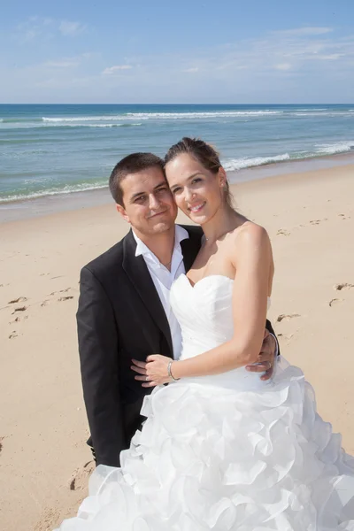 Wedding couple on the beach — Stock Photo, Image