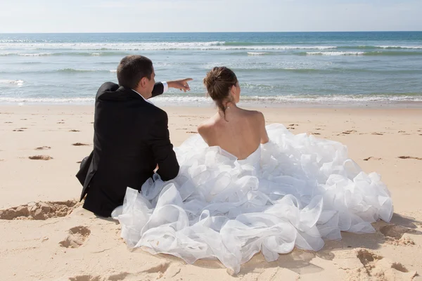 Hochzeitspaar am Strand — Stockfoto