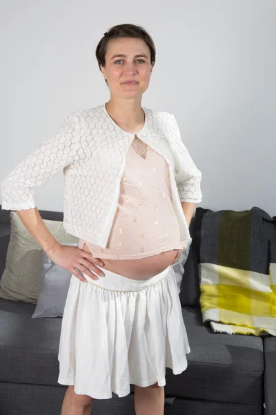 Frau im achten Monat schwanger — Stockfoto