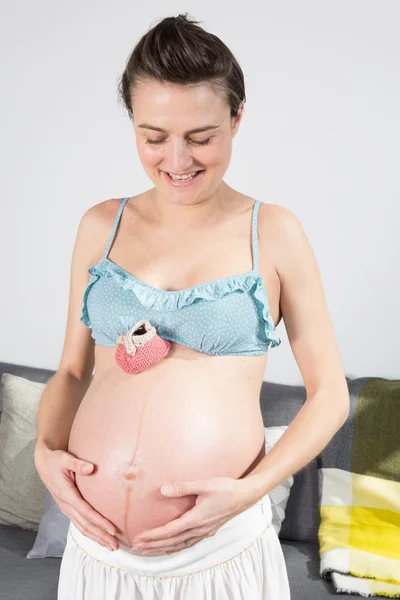 Vrouw acht maanden zwanger — Stockfoto