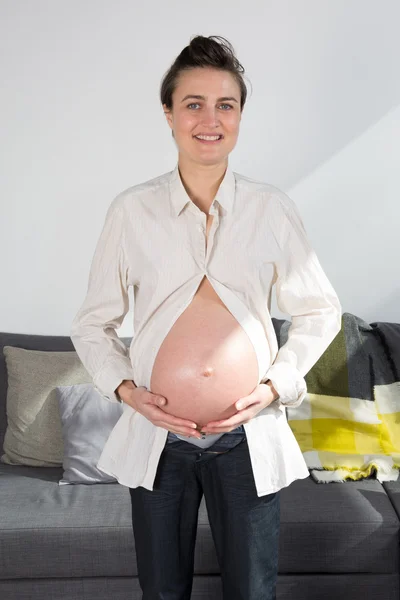 Woman eight months pregnant — Stock Photo, Image