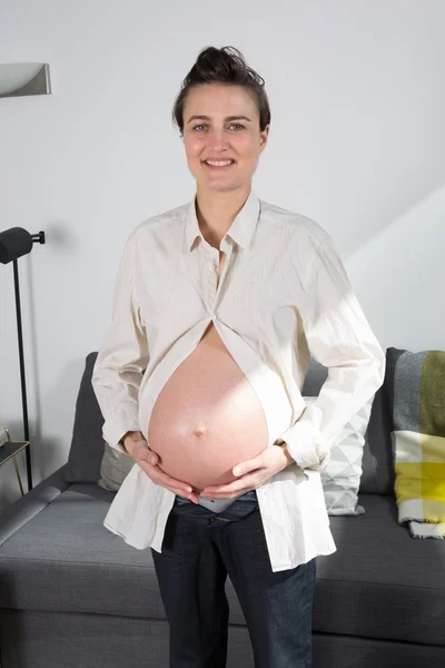 Mulher oito meses grávida — Fotografia de Stock