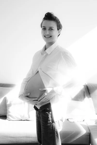 Uma barriga linda e agradável de uma mulher grávida — Fotografia de Stock