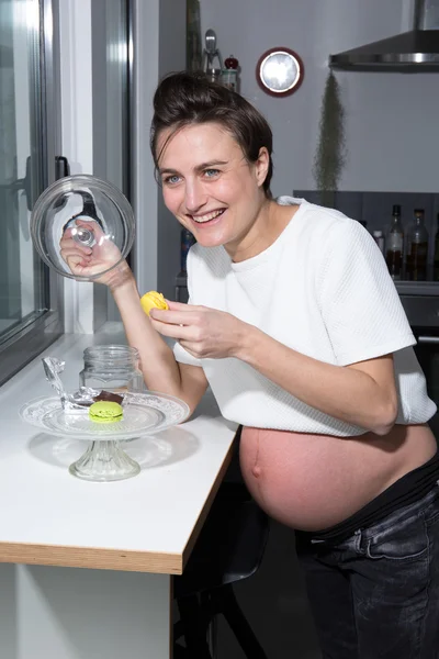 Een mooie en mooi buik van een zwangere vrouw — Stockfoto