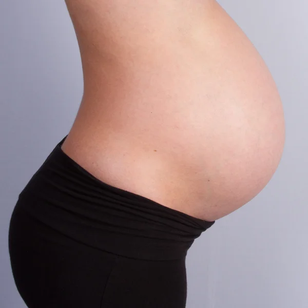 Im achten Monat schwanger — Stockfoto