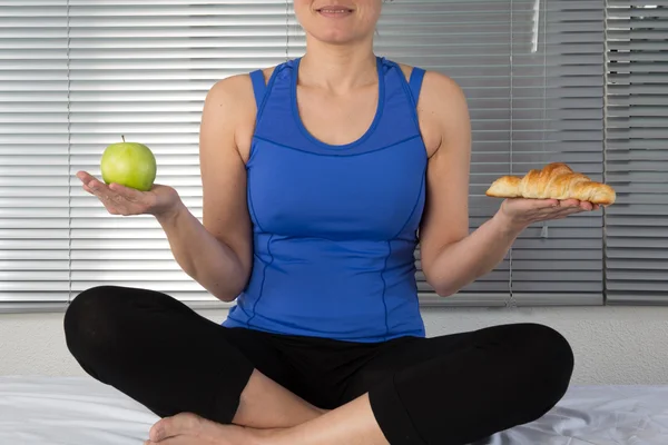 Chica elegir entre frutas y dulces — Foto de Stock