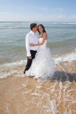 Kumsaldaki genç çift.