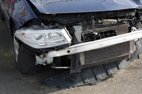 Un coche destrozado azul — Foto de Stock