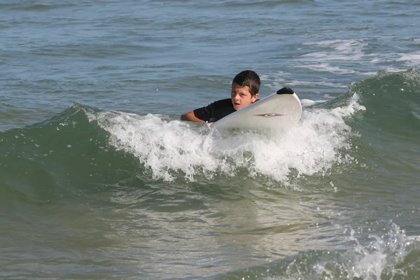 Αγόρι με ένα surf — Φωτογραφία Αρχείου