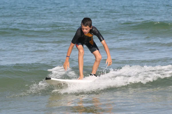 Αγόρι με ένα surf — Φωτογραφία Αρχείου