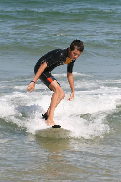 Хлопчик з серфінгом — стокове фото