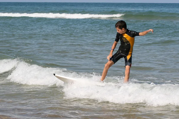 Мальчик с серфингом — стоковое фото