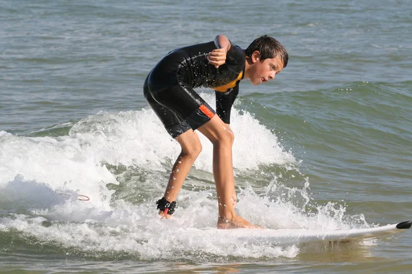 Αγόρι με ένα surf — Φωτογραφία Αρχείου