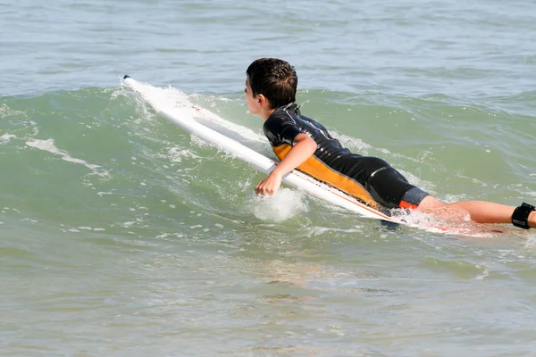 Niño con un surf — Foto de Stock