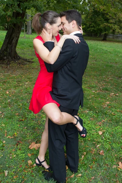 Um belo e jovem casal apaixonado — Fotografia de Stock