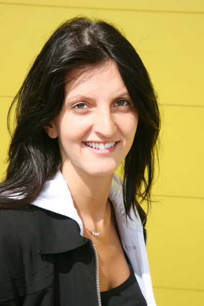 Güzel kız kameraya bakıyor