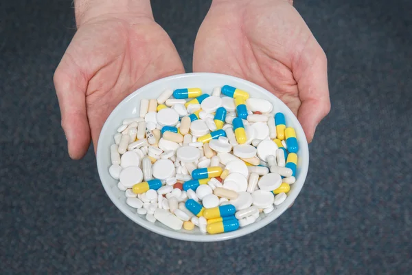 Tabletták, tabletták és gyógyszerek kupacban orvos kezében, — Stock Fotó