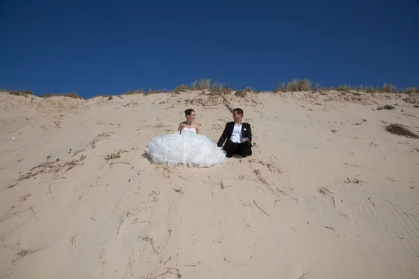 Bruidspaar op het strand — Stockfoto