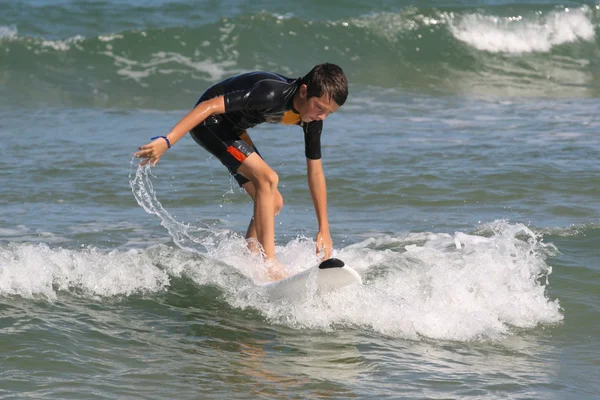 Sörf yapmayı öğrenme çocuk