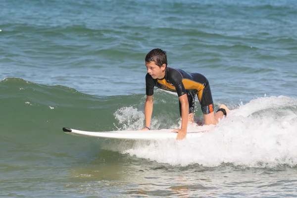 Boy surfing — Stock Photo, Image