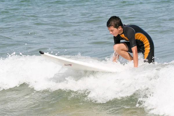 Junge surfen — Stockfoto