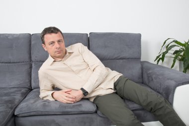 Adam evde rahatlatıcı